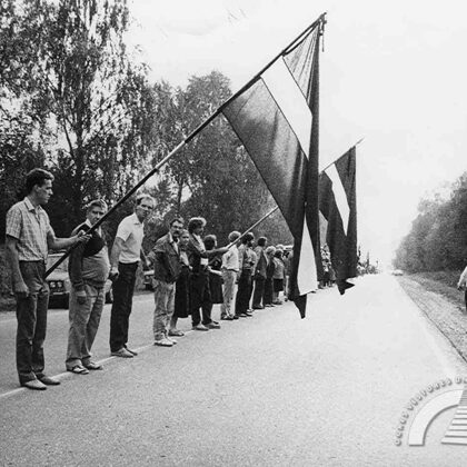 Ogres rajona cilvēki “Baltijas ceļā” pie Līgatnes. 1989. gada 23. augusts