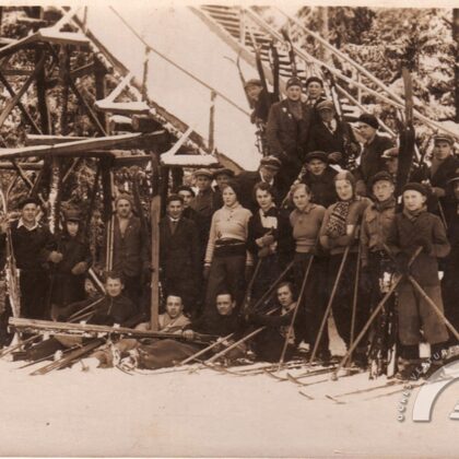 Ogrēnieši pie tramplīna Zilajos kalnos. 1935. gads