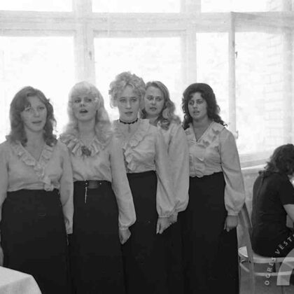 Konkursa dalībnieces sveic sieviešu vokālais ansamblis