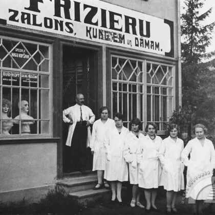 Frizētava un tās darbinieki Ogrē, Brīvības ielā 13. 20. gs. 30. gadi