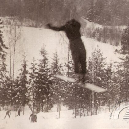 Lēcienā no Ogres Zilo kalnu tramplīna. 20. gs. 30. gadu beigas. Konstantīna Mundes foto