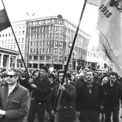 Latvijas Nacionālās neatkarības kustības Ogres nodaļas aktīvisti pie Brīvības pieminekļa. 
