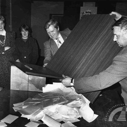 Augstākās Padomes vēlēšanu urnas atvēršana Ogrē. 1990. gada 18. marts