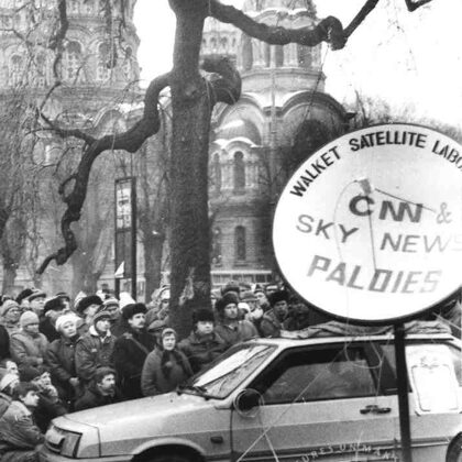 Ogrēnieša Voldemāra Ketnera satelīta iekārta janvāra barikāžu laikā. 1991. g.