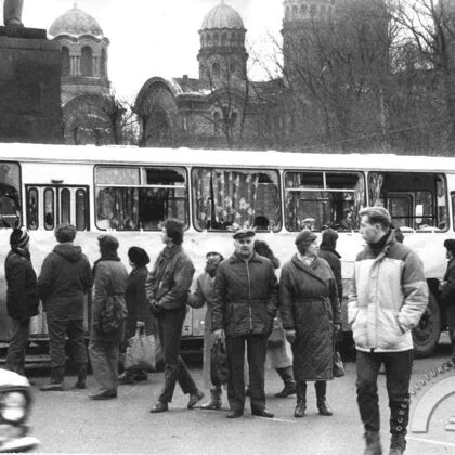 OMON sašautais autobuss pie viesnīcas “Latvija”. 1991. gada janvāris
