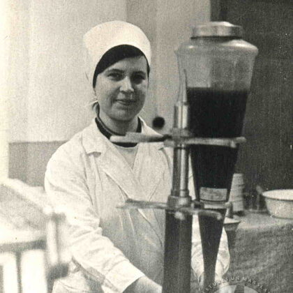 Kulinārijas veikals Pļavas ielā 2, pārdevēja Silvija Reimane pie sulas statīva. 1972. gads