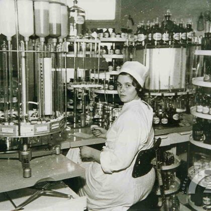 Ogres aptiekas zāļu laboratorijā. 20. gs. 60. gadi