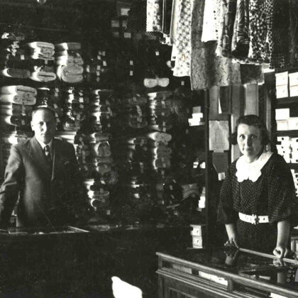Brīvības iela 12, 1937. gads. Miķelsona manufaktūras veikals
