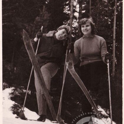 Māksliniece Rasma Zaķe kopā ar māsu Zigrīdu Zilajos kalnos. 1959. gada 15. marts