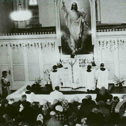 Katoļu draudzes dievkalpojums Ogres luterāņu baznīcā. 1981. gads